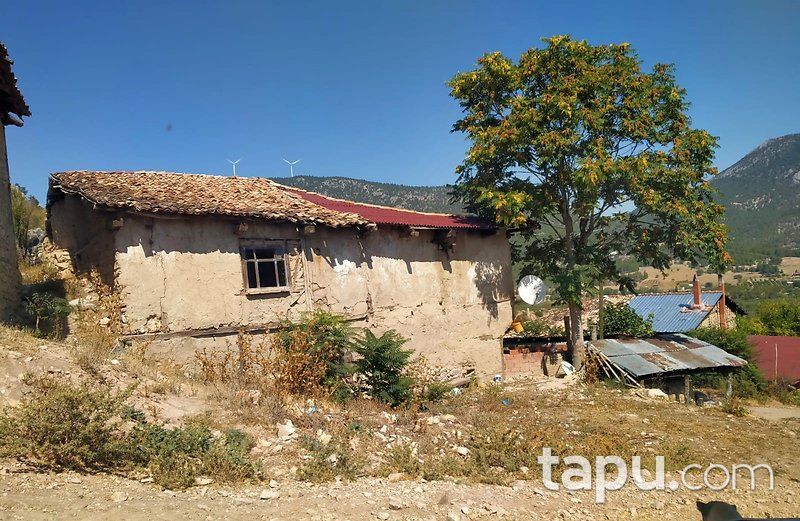 Bilecik Merkez Selbükü Mahallesi'nde 134 m2 Avlulu Ev Ahır ve Bahçe