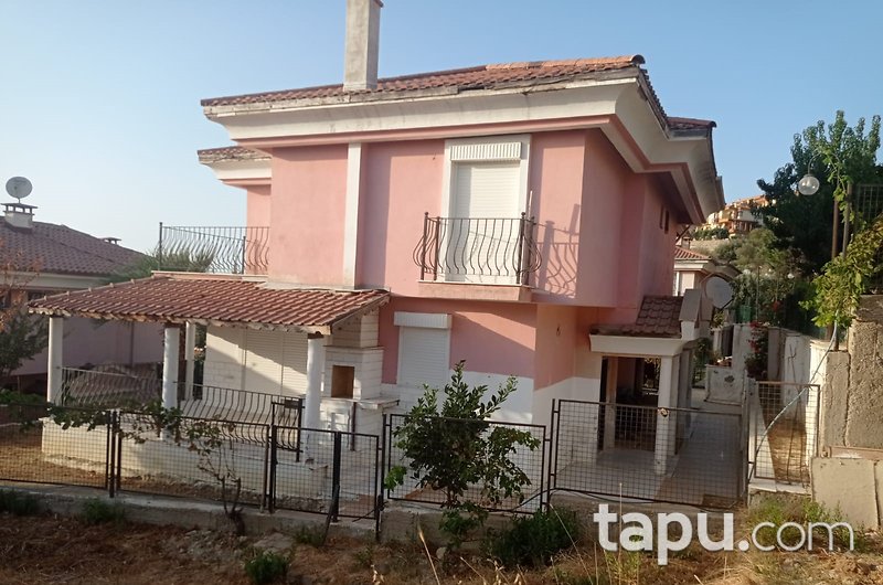 Aydın Kuşadası Hacıfeyzullah Mahallesi Can Evler Sitesi'nde 3+1 Villa