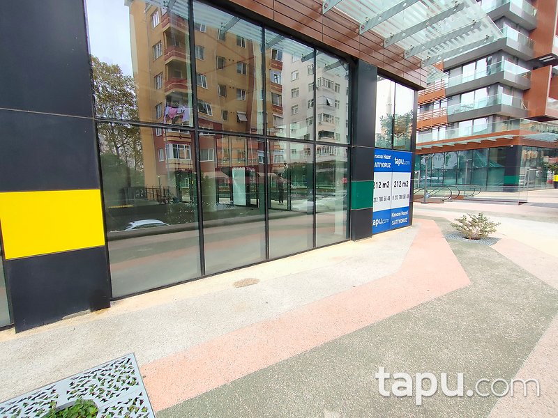 Kadıköy Pırlanta Sitesi'nde Tabela Değeri Yüksek 212 m2 Köşe Dükkan