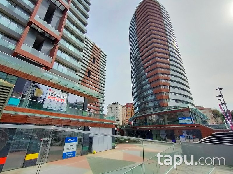 Kadıköy Pırlanta Sitesi'nde Tabela Değeri Yüksek 212 m2 Köşe Dükkan