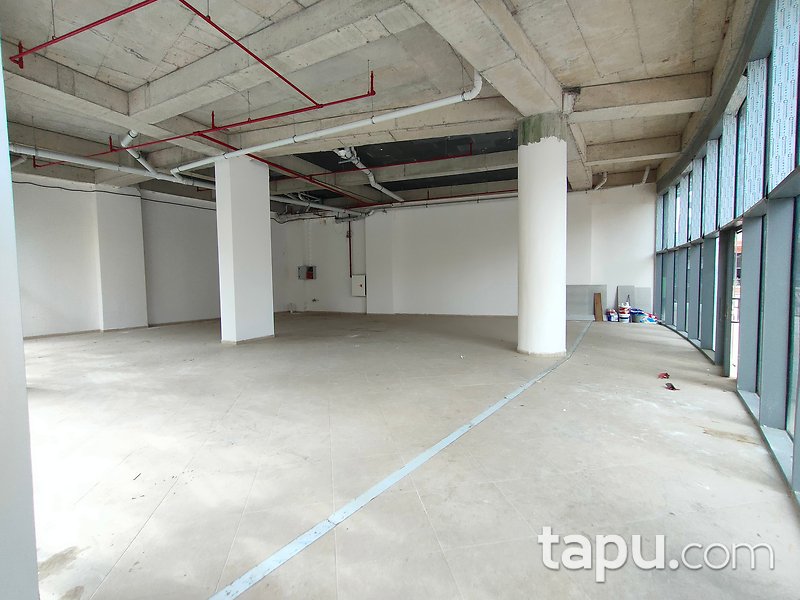 Kadıköy Pırlanta Sitesi'nde Tabela Değeri Yüksek 212 m2 Köşe Dükkan