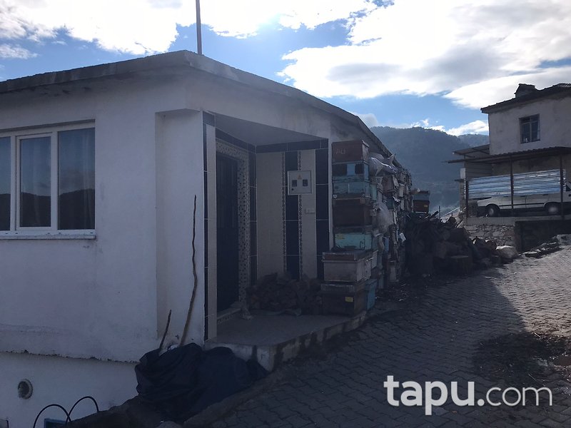 Muğla Milas'ta 261 m2 3 Katlı Bina ve Arsası