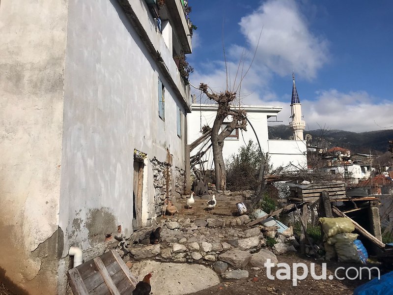 Muğla Milas'ta 261 m2 3 Katlı Bina ve Arsası