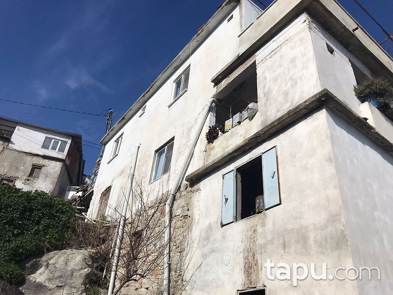 Muğla Milas'ta 261 m2 3 Katlı Bina ve Arsası