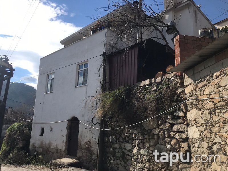 Muğla Milas'ta 261 m2 3 Katlı Bina ve Arsası