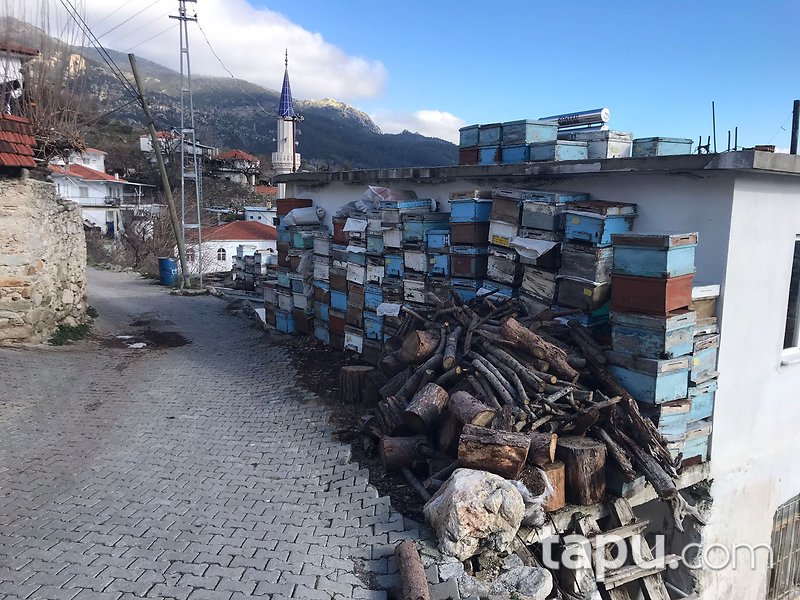 Muğla Milas'ta 261 m2 3 Katlı Bina ve Arsası