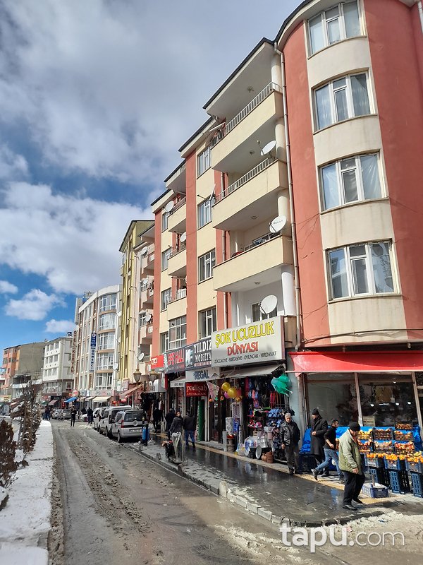 Van İpekyolu'nda Cadde Üzerinde 2+1 Daire