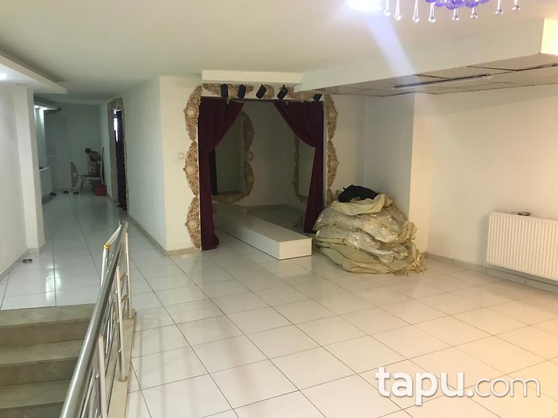 Van İpekyolu Cadde Cepheli Depolu Dükkan