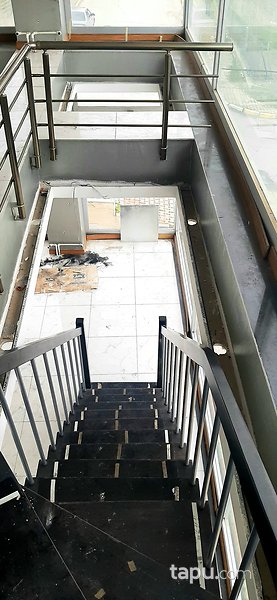 Beylikdüzü, Yakuplu'da İki Katlı Köşe Dükkan