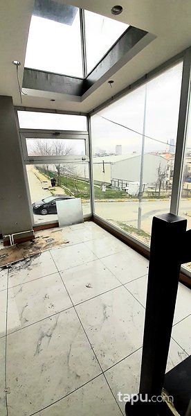 Beylikdüzü, Yakuplu'da İki Katlı Köşe Dükkan