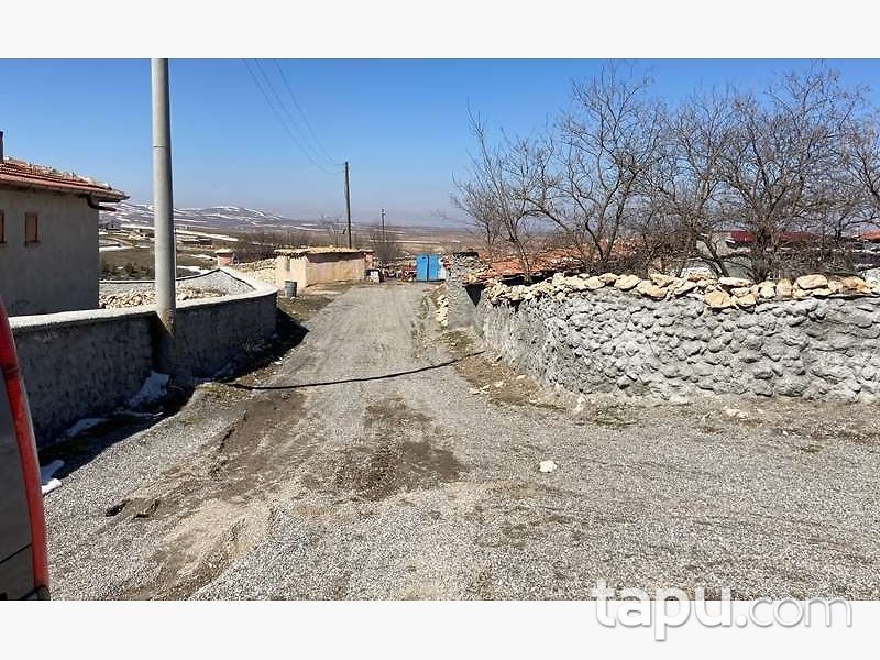 Konya Sarayönü Karabıyık Köyü'nde Avlulu Ev, Ahır ve Samanlık