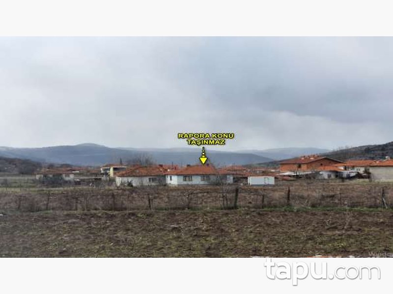 Kütahya Domaniç Böçen Köyü'nde Kargir Ev ve Bahçesi