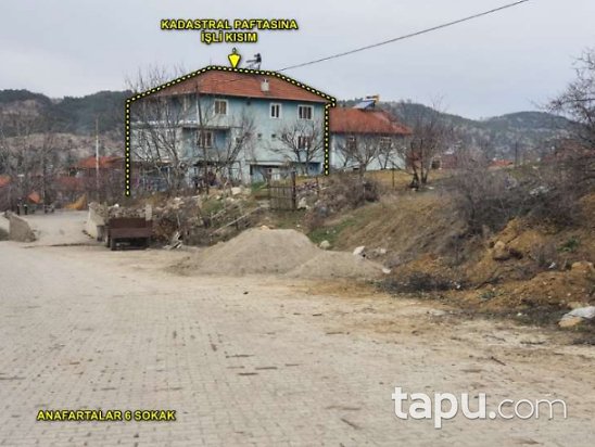 Kütahya Gediz Gökler Mahallesi'nde İki Katlı Kargir Ev ve Bahçesi