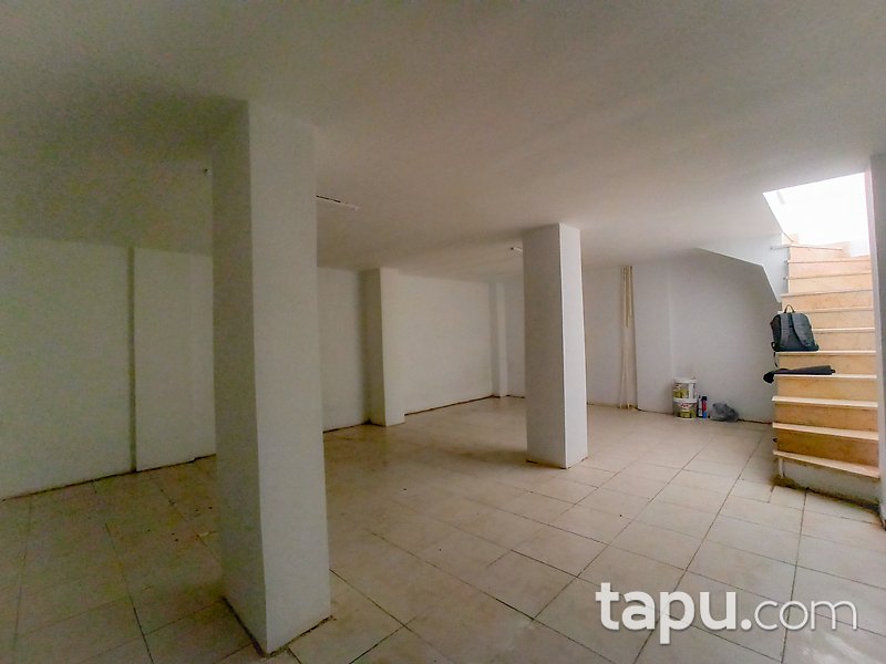 Sancaktepe'de Yakacık Caddesine Komşu 102 m2 Depolu Dükkan