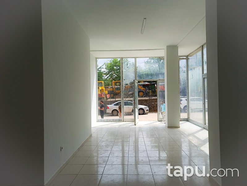 Sancaktepe'de Yakacık Caddesine Komşu 102 m2 Depolu Dükkan