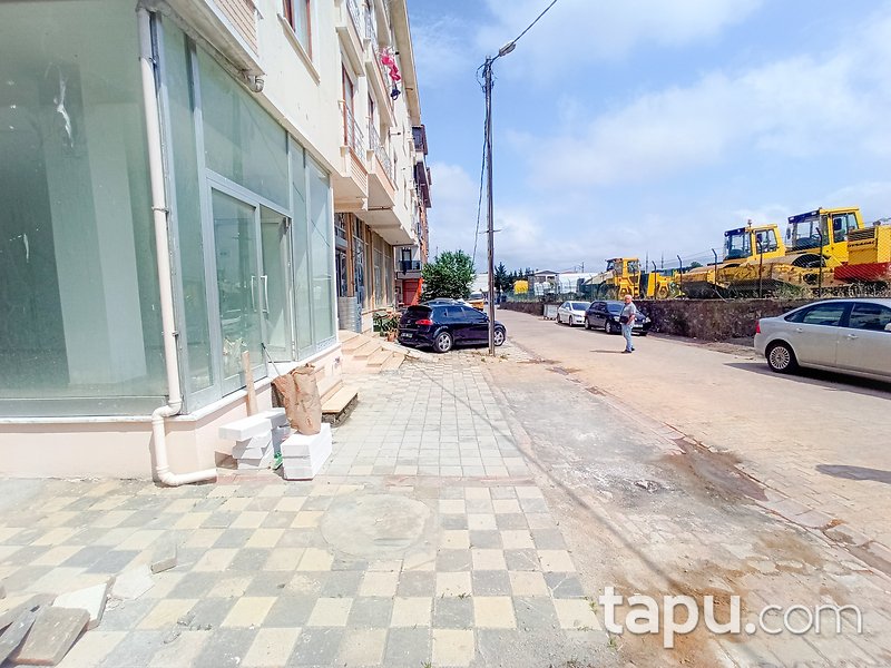 Sancaktepe'de Yakacık Caddesine Komşu 102 m2 Depolu Dükkan