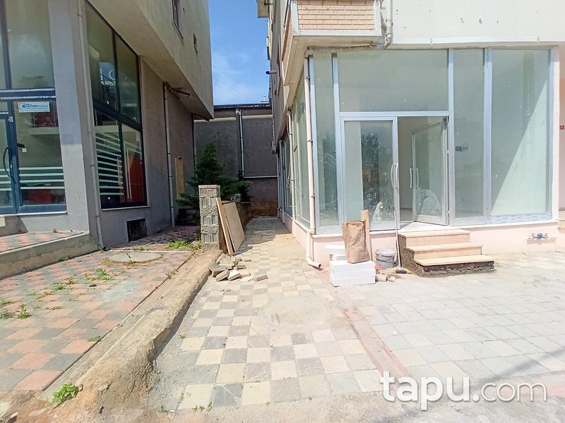 Sancaktepe'de Yakacık Caddesine Komşu 102 m2 Depolu Dükkan