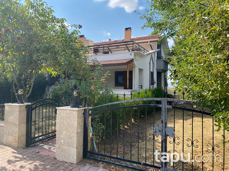 Akyurt Akkent Sitesi'nde Bahçe Kullanımlı 225 m2 Dubleks Daire