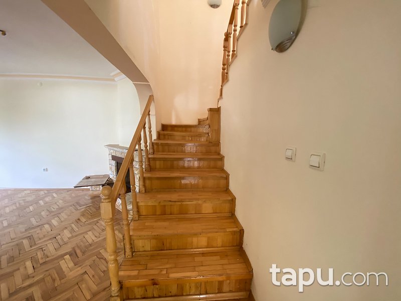 Akyurt Akkent Sitesi'nde Bahçe Kullanımlı 225 m2 Dubleks Daire