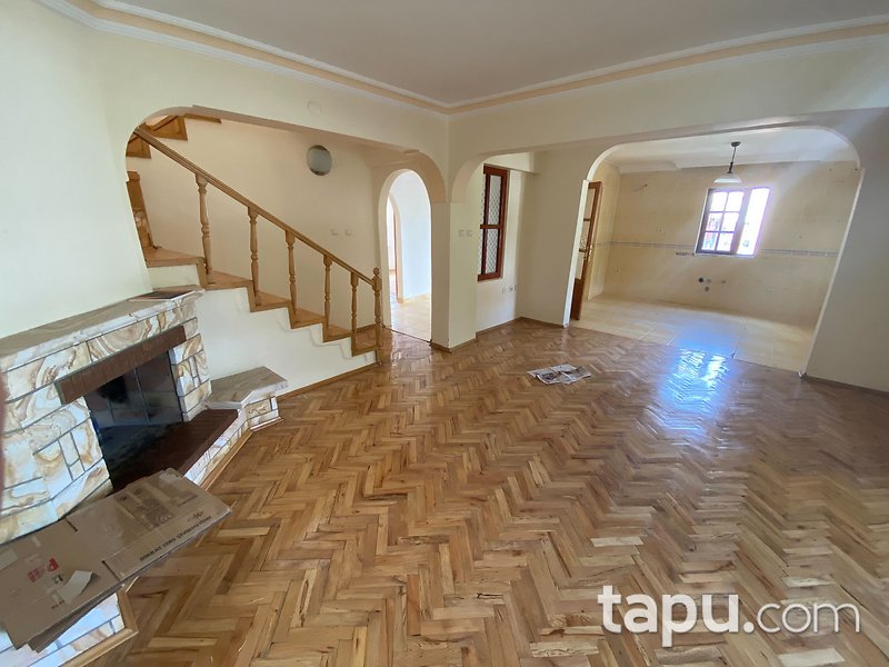 Akyurt Akkent Sitesi'nde Bahçe Kullanımlı 225 m2 Dubleks Daire