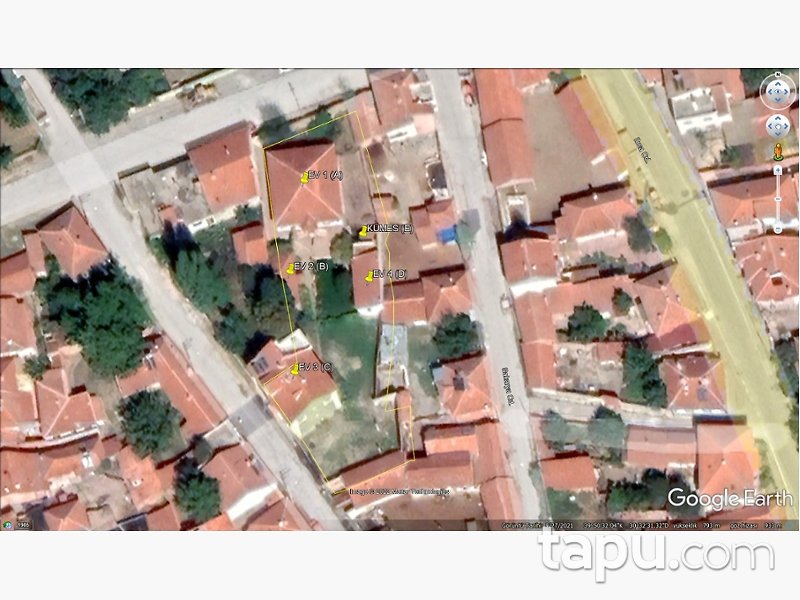 Tepebaşı Koyunlar Mahallesi'nde Avlulu Kagir Evler