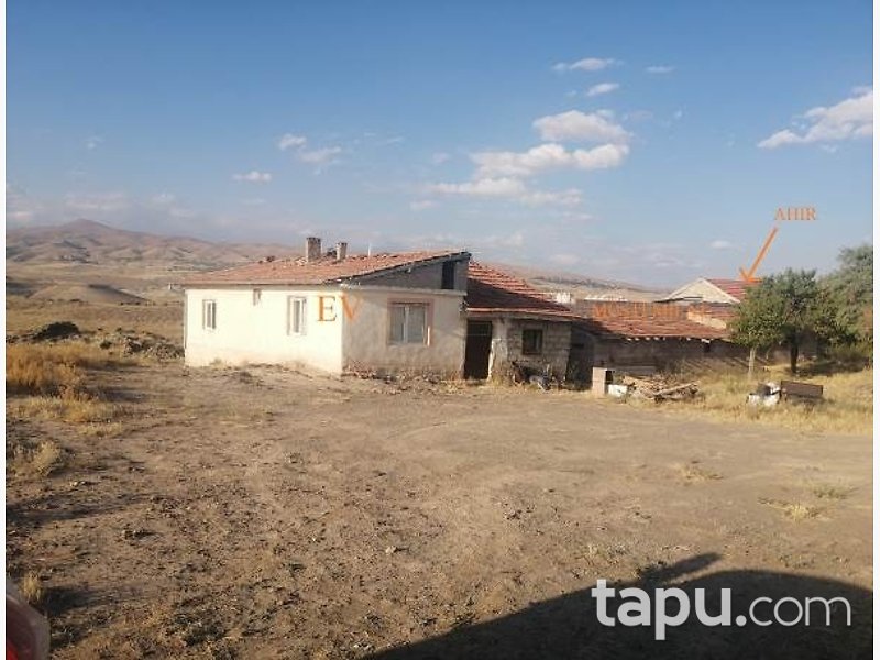 Nevşehir Gülşehir Çalışanlar Köy'ünde Kargir Bina ve Tarla