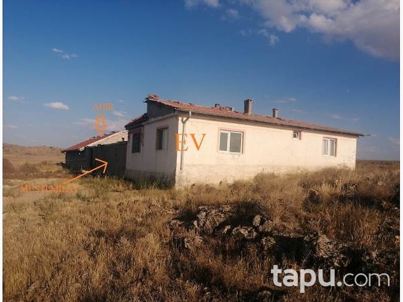 Nevşehir Gülşehir Çalışanlar Köy'ünde Kargir Bina ve Tarla