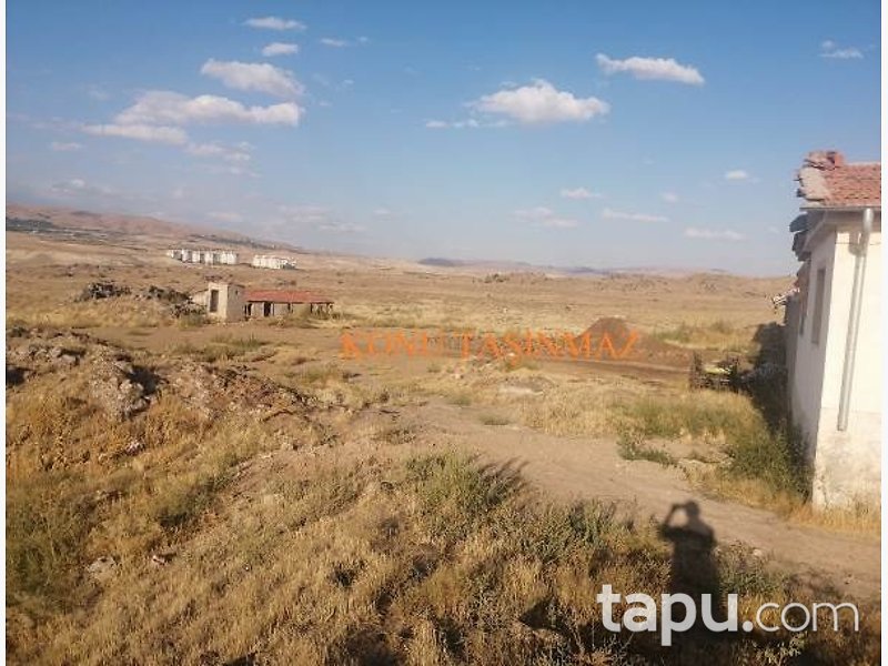 Nevşehir Gülşehir Çalışanlar Köy'ünde Kargir Bina ve Tarla