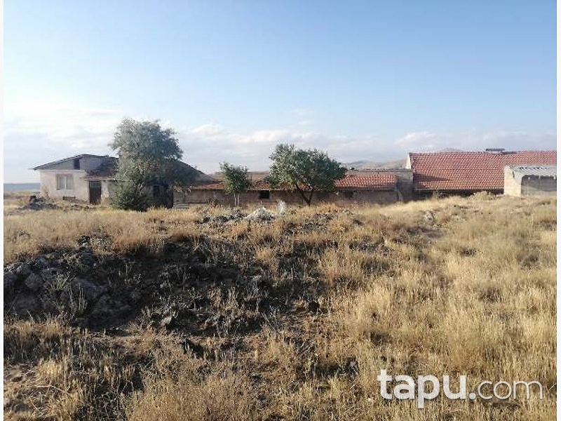 Nevşehir Gülşehir Çalışanlar Köy'ünde Kargir Bina ve Tarla