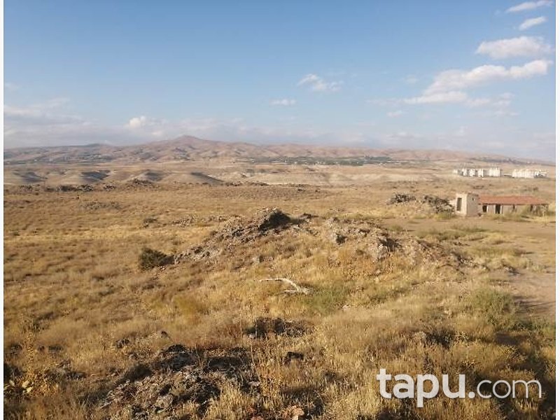 Nevşehir Gülşehir Çalışanlar Köy'ünde Kargir Bina ve Tarla