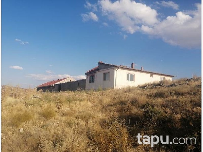 Nevşehir Gülşehir Çalışanlar Köy'ünde Kargir Bina ve Tarla
