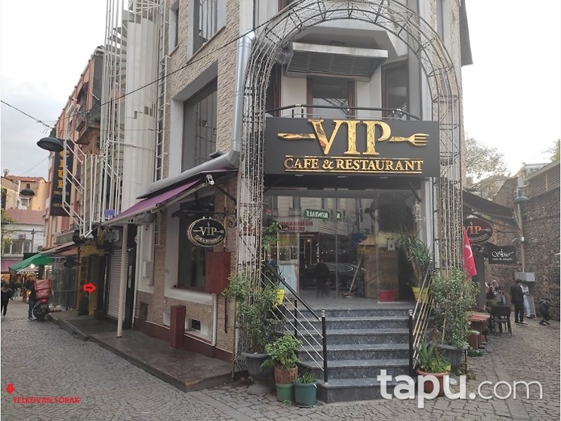 Ortaköy'de Hisseli Dükkanlar ve Bina