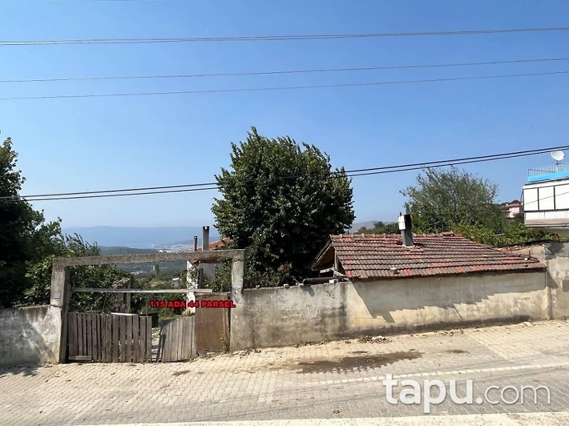 Gemlik Adliye Mahallesi'nde Hisseli Bina ve Arsası