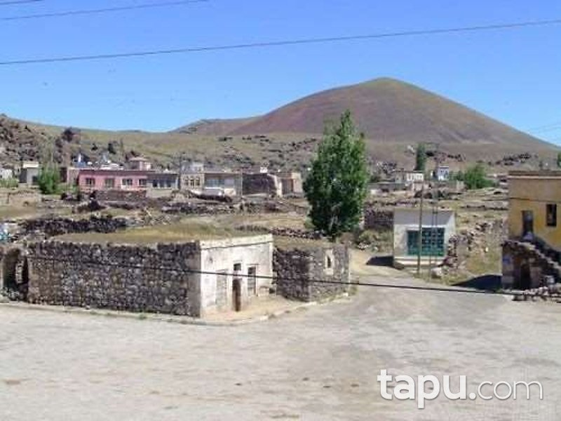 Nevşehir Derinkuyu Kuyulutatlar Mahallesi'nde Kargir Ev Ve Arsa
