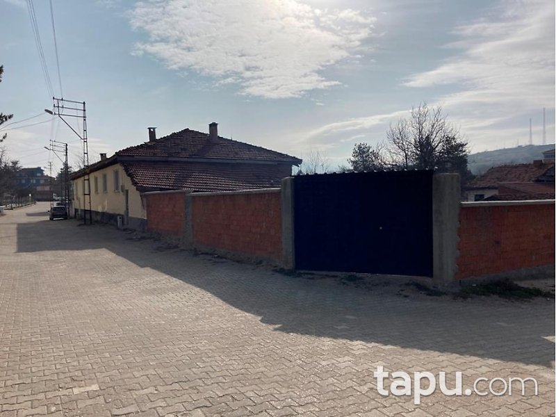 Bilecik Pazaryeri Yüzbaşı Mahallesi'nde Ahşap Ev Ahır Samanlık Ve Avlu