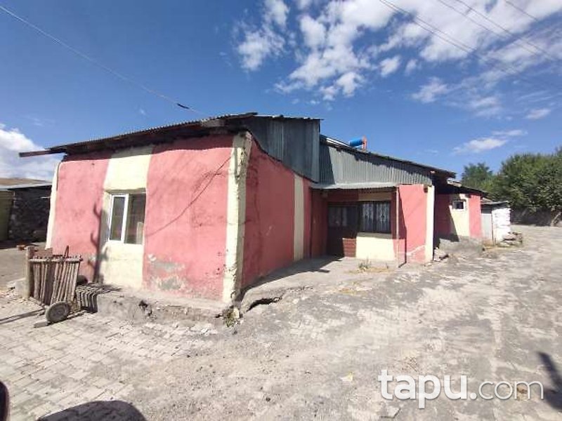 Kars Sarıkamış Yayıklı Köyü'nde Hisseli Ev Ahır Arsası