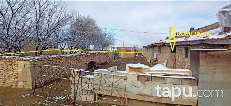 Nevşehir Kozaklı Akpınar Köyü'nde Avlulu Kargir Ahır 