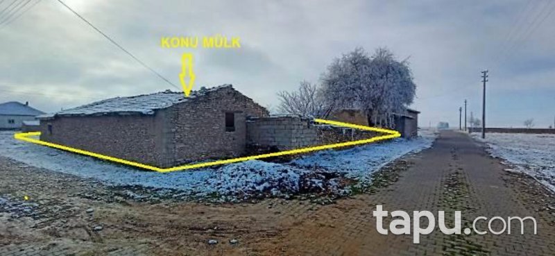Nevşehir Kozaklı Akpınar Köyü'nde Avlulu Kargir Ahır 