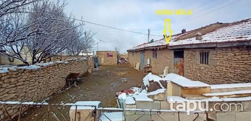 Nevşehir Kozaklı Akpınar Köyü'nde Avlulu Kargir Ahır 
