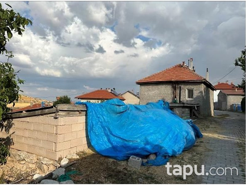 Kayseri Sarıoğlan Kadılı'da İki Katlı Kargir Ev Ahır Ve Bahçesi