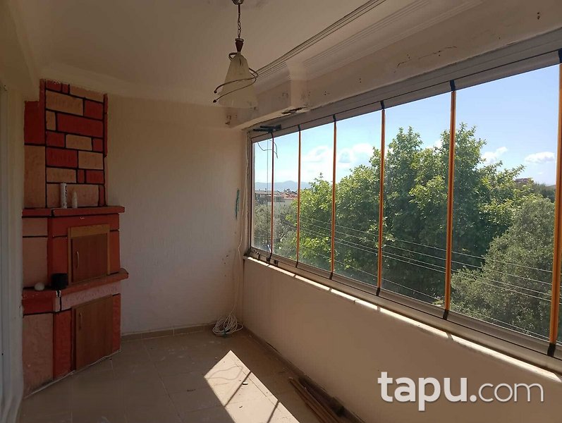 Edremit Şen Yapı Sitesi'nde 2+1 Daire ve Hisseli Ticari Yapı