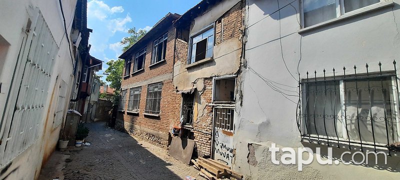 Edremit Gaziilyas Mahallesi'nde Avlulu Kerpiç Ev (BS-00343)