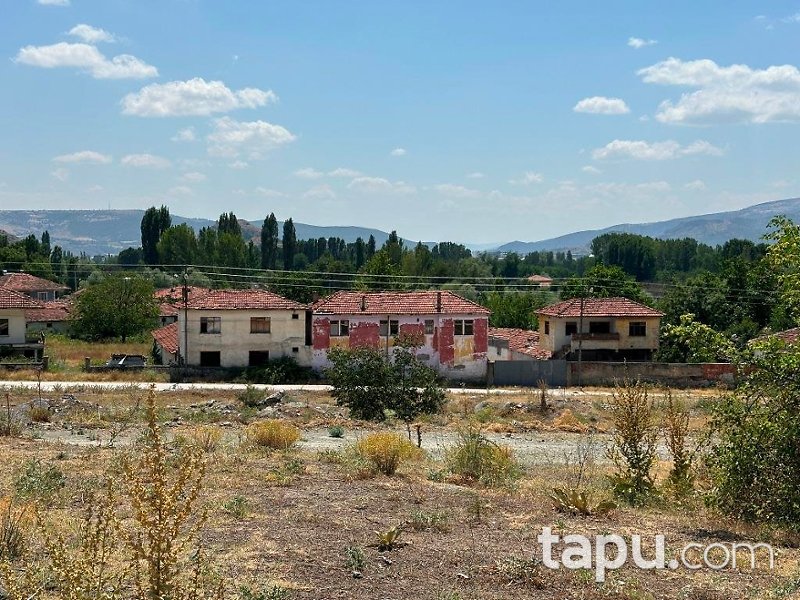 Tokat Turhal Borsa Mahallesi'nde Hisseli Kargir Ev Samalık Ve Arsası