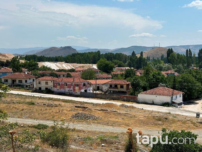 Tokat Turhal Borsa Mahallesi'nde Hisseli Kargir Ev Samalık Ve Arsası
