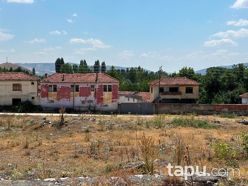 Tokat Turhal Borsa Mahallesi'nde Hisseli Kargir Ev Samalık Ve Arsası