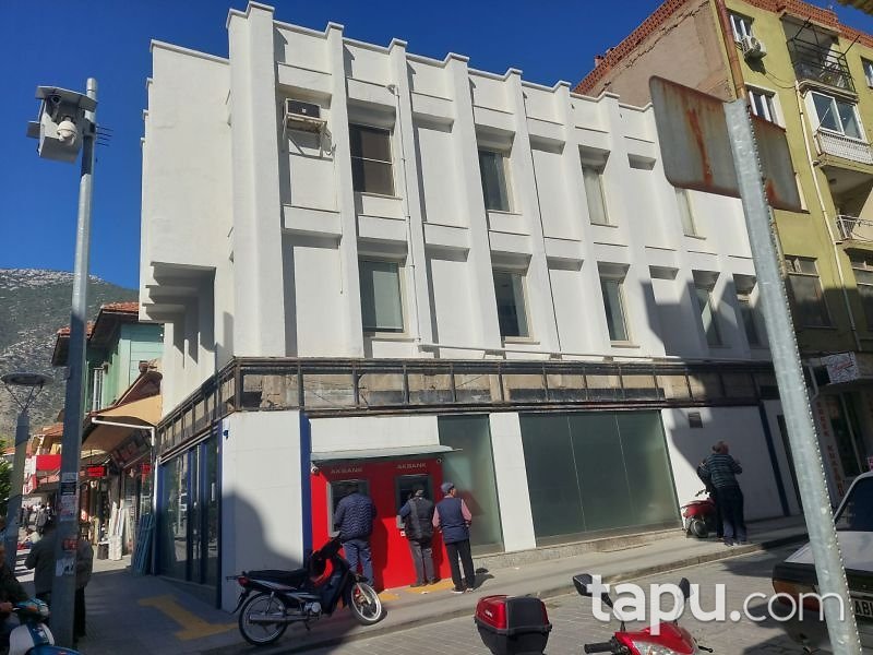 Kırkağaç Yenimahalle'de Merkezi Konumda 411 m2 Ticari Bina