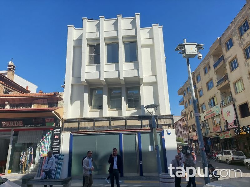Kırkağaç Yenimahalle'de Merkezi Konumda 411 m2 Ticari Bina