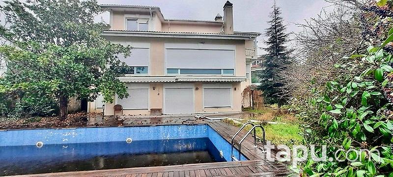 Büyükçekmece Alkent2000 Mahallesi'nde Havuzlu 6+1 Villa