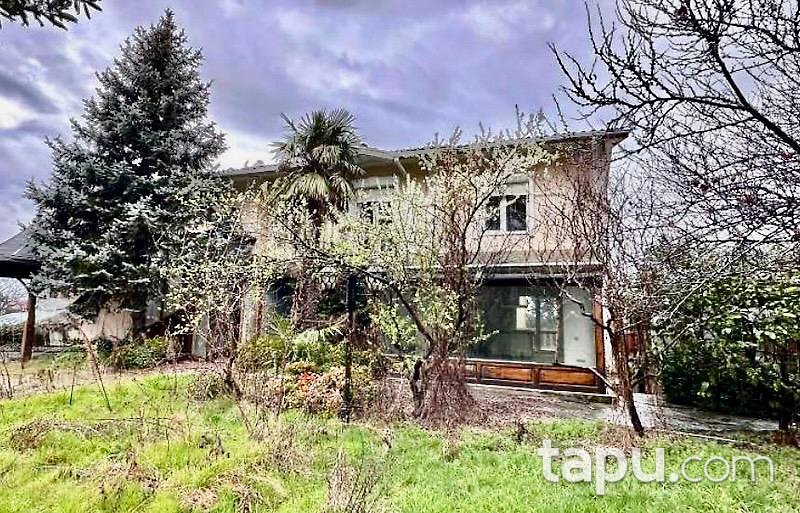 Büyükçekmece Alkent2000 Mahallesi'nde Havuzlu 6+1 Villa