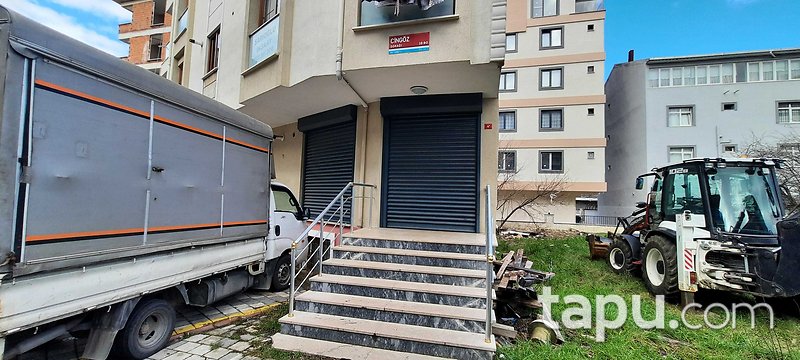 Sultanbeyli Adil Mahallesi'nde 102 m2 Depolu Dükkan